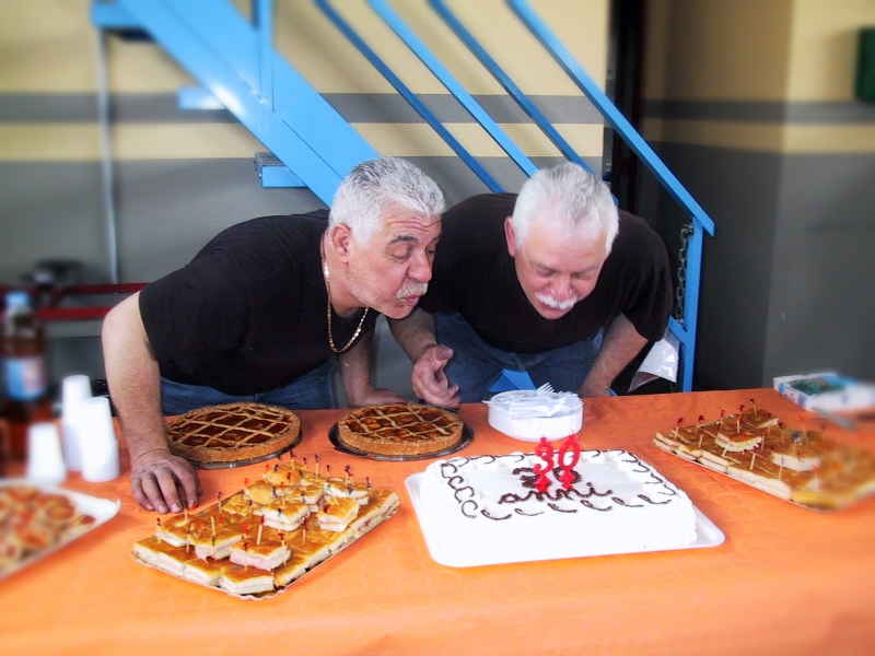 Giovanni e Valtere con la torta per la festa dei trent'anni di attività.