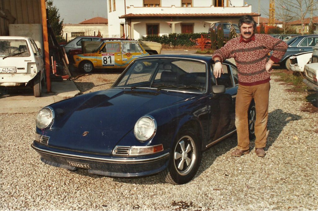 Primissimi anni'80: Giovanni Vannini nel piazzale della carrozzeria di Via Giovanni XXIII